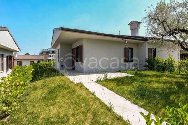 casa indipendente in vendita a Desenzano del Garda in zona Campeggio sul Vò