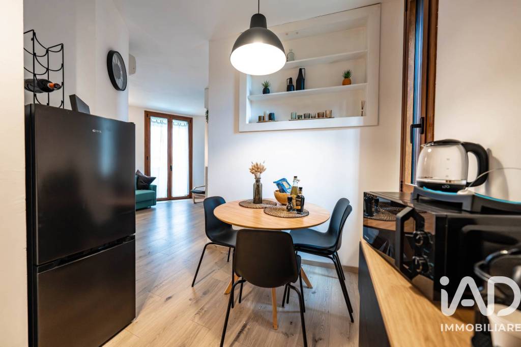 appartamento in vendita a Desenzano del Garda in zona Rivoltella
