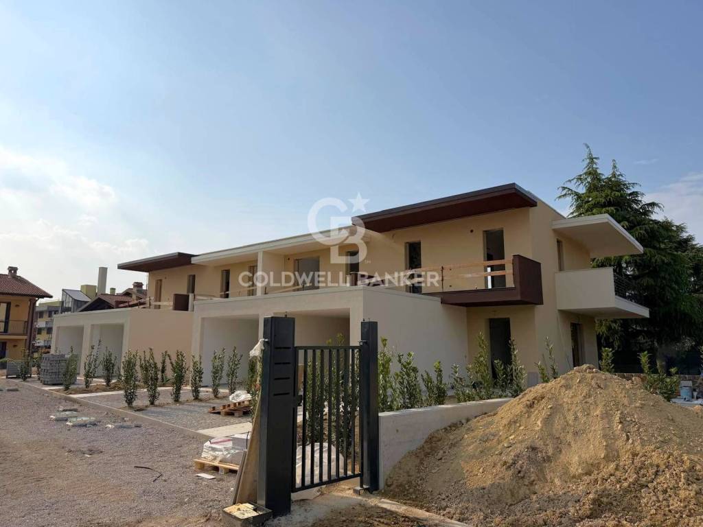casa indipendente in vendita a Desenzano del Garda in zona Rivoltella