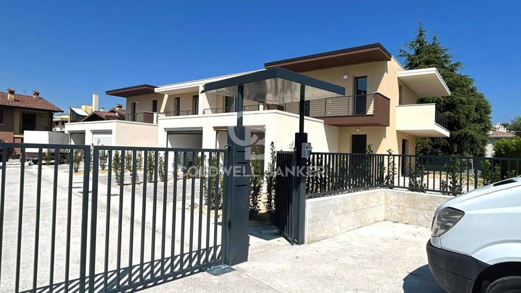 casa indipendente in vendita a Desenzano del Garda in zona Rivoltella