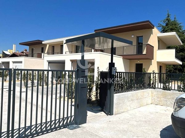 casa indipendente in vendita a Desenzano del Garda in zona Rivoltella