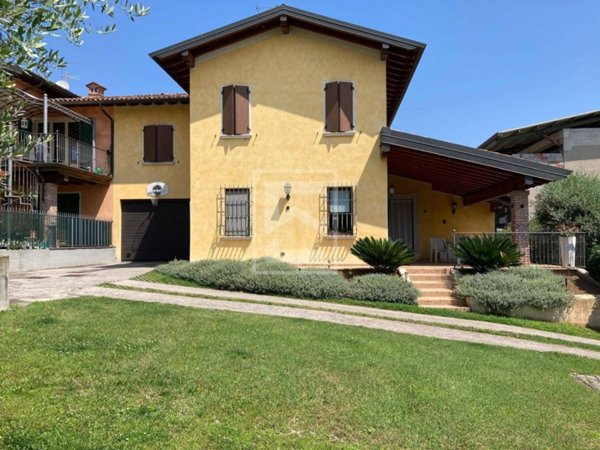 casa indipendente in vendita a Desenzano del Garda