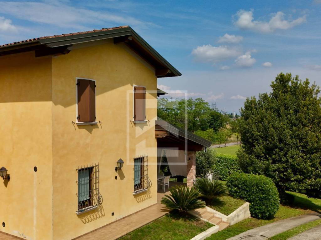 casa indipendente in vendita a Desenzano del Garda