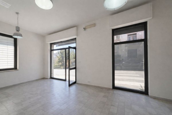 negozio in vendita a Desenzano del Garda in zona San Pietro