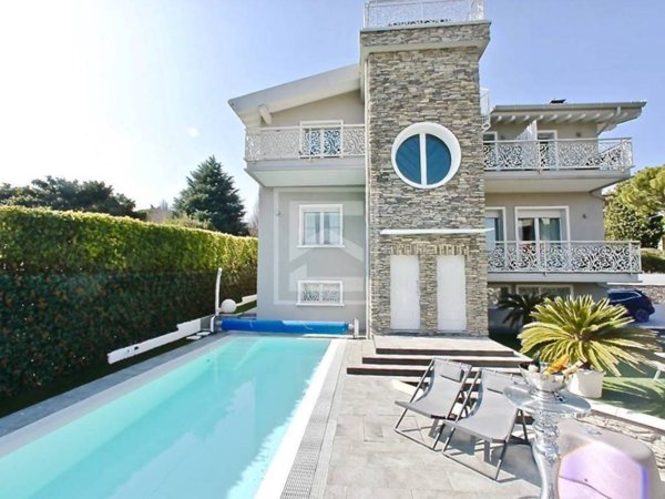 casa indipendente in vendita a Desenzano del Garda in zona Campeggio sul Vò