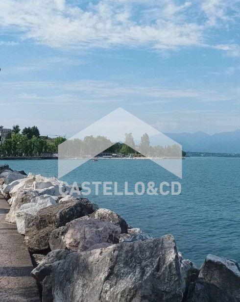 casa indipendente in vendita a Desenzano del Garda in zona Rivoltella