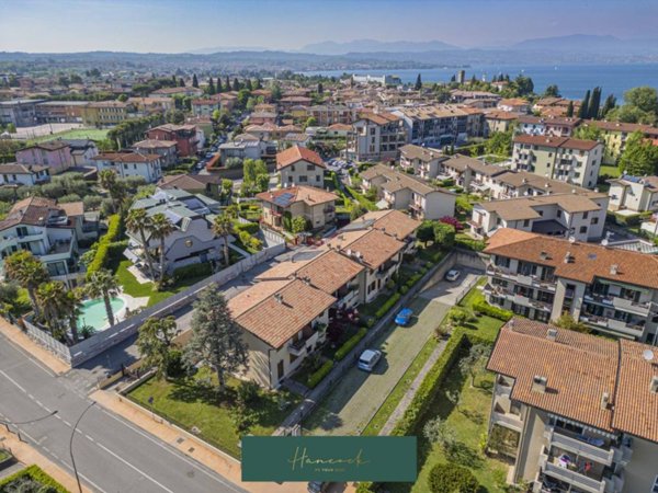 casa indipendente in vendita a Desenzano del Garda in zona Rivoltella
