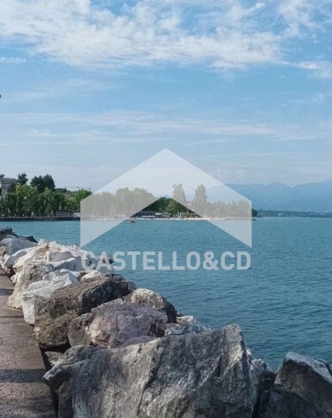 casa indipendente in vendita a Desenzano del Garda in zona Rivoltella