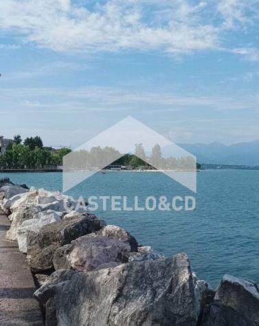 casa indipendente in vendita a Desenzano del Garda in zona Rivoltella