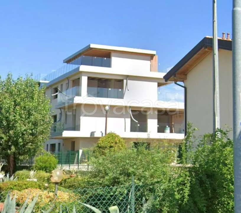 appartamento in vendita a Desenzano del Garda in zona Rivoltella