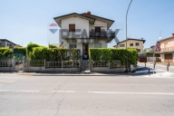 casa indipendente in vendita a Desenzano del Garda in zona Rivoltella
