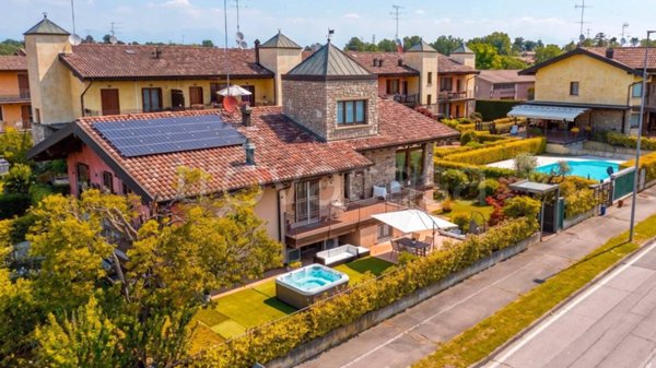 casa indipendente in vendita a Desenzano del Garda