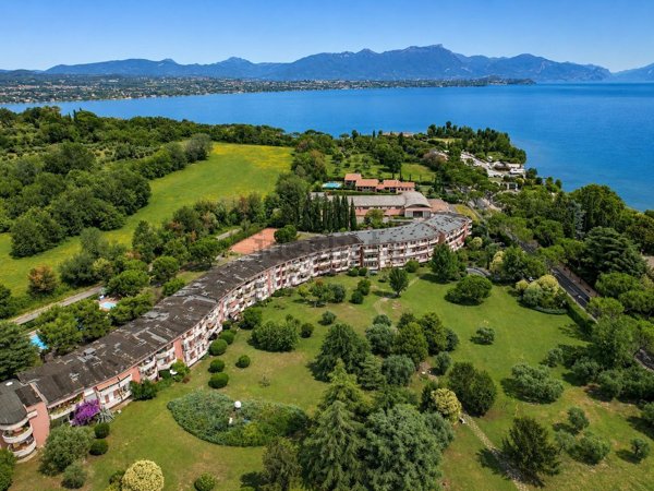 appartamento in vendita a Desenzano del Garda in zona Campeggio sul Vò