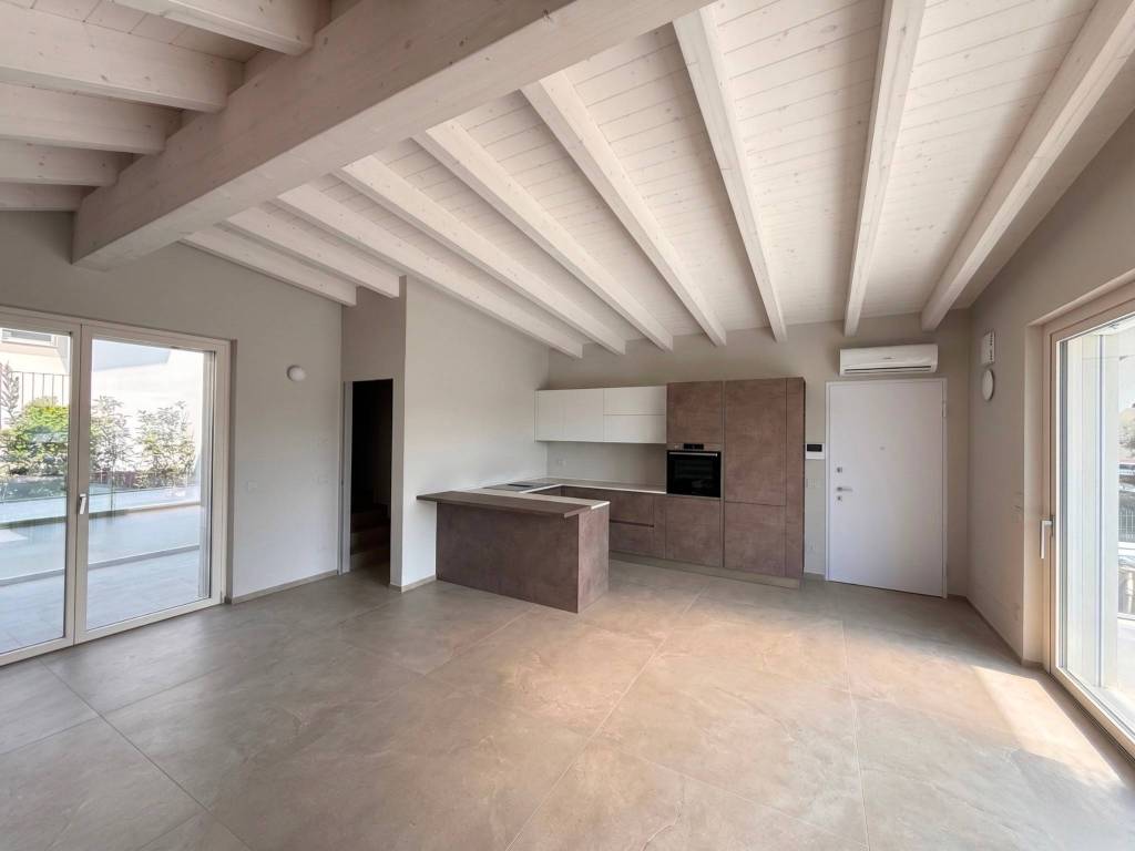 appartamento in vendita a Desenzano del Garda in zona Rivoltella