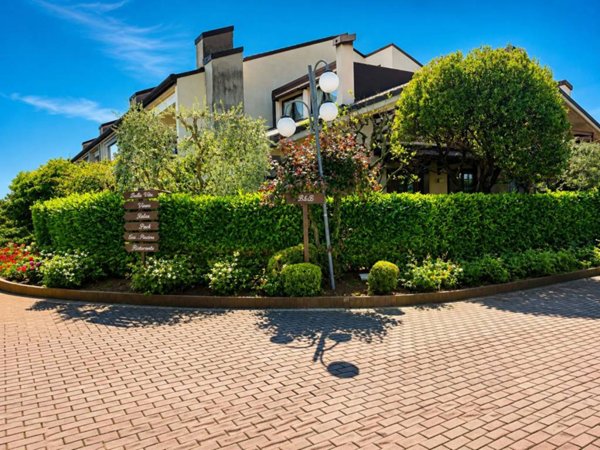 casa indipendente in vendita a Desenzano del Garda in zona Rivoltella