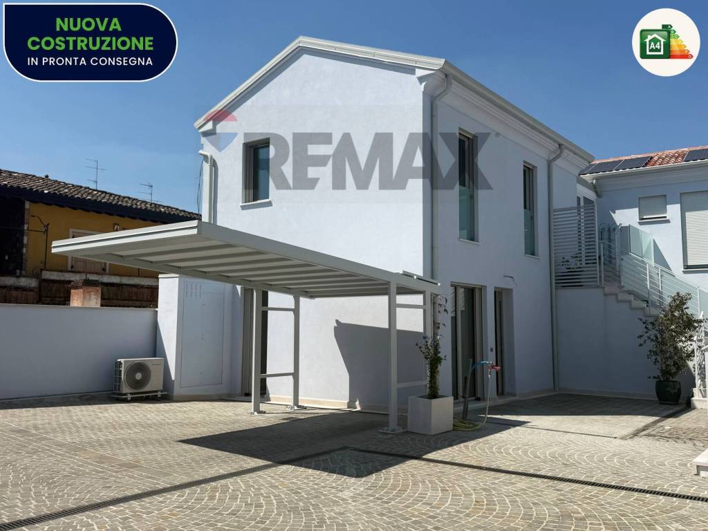casa indipendente in vendita a Desenzano del Garda