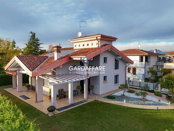 casa indipendente in vendita a Desenzano del Garda in zona Rivoltella