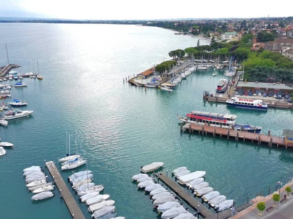 appartamento in vendita a Desenzano del Garda in zona Campeggio sul Vò
