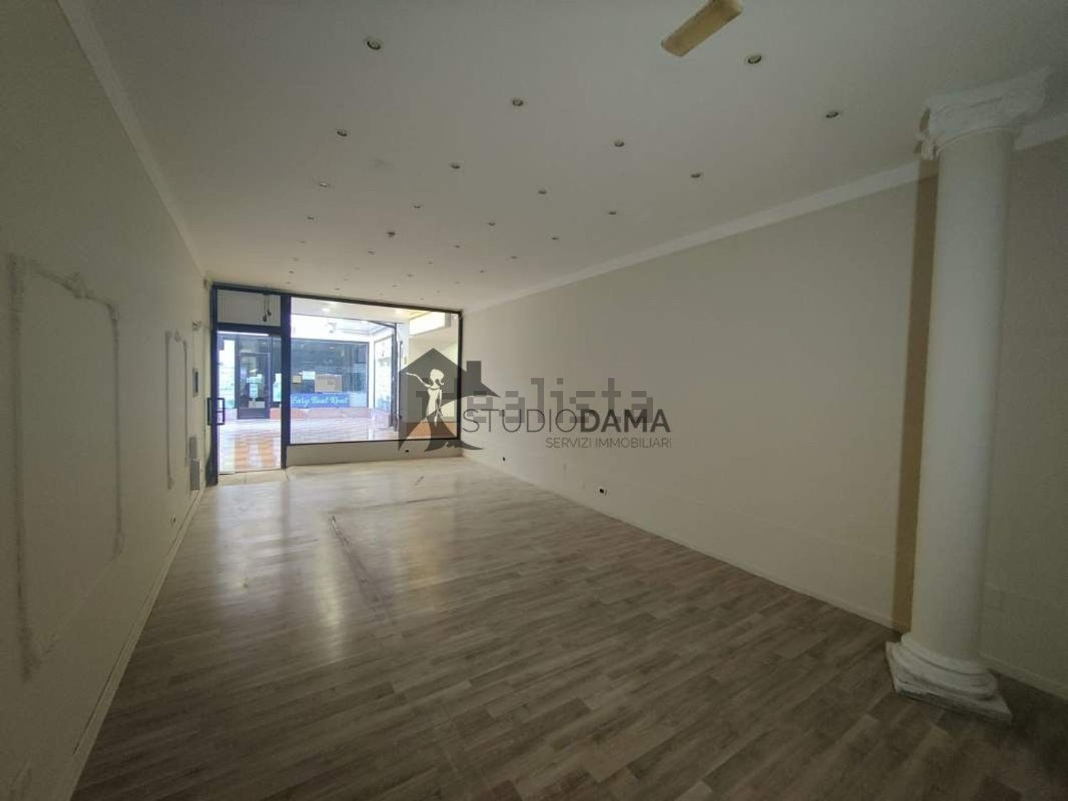 locale commerciale in vendita a Desenzano del Garda in zona Campeggio sul Vò