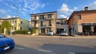 negozio in vendita a Desenzano del Garda in zona Rivoltella