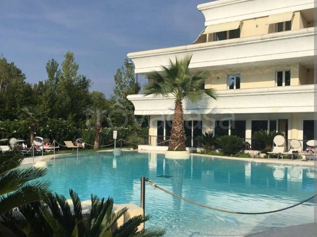 appartamento in vendita a Desenzano del Garda in zona Rivoltella