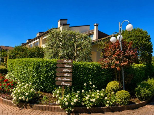 casa indipendente in vendita a Desenzano del Garda in zona Rivoltella