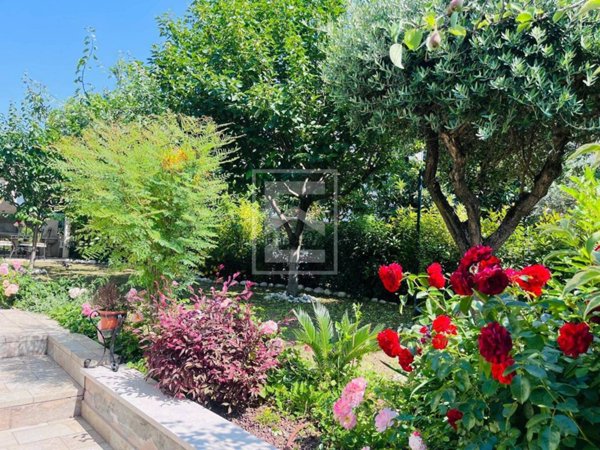 casa indipendente in vendita a Desenzano del Garda
