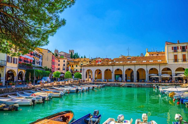 appartamento in vendita a Desenzano del Garda in zona Campeggio sul Vò
