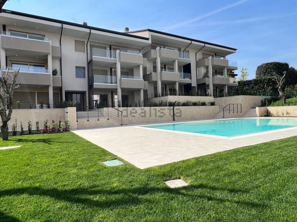 appartamento in vendita a Desenzano del Garda in zona Campeggio sul Vò