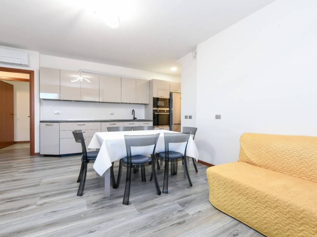 appartamento in vendita a Desenzano del Garda in zona Rivoltella