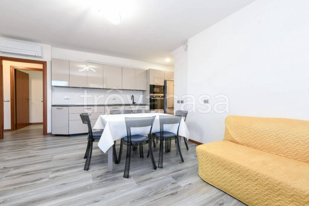appartamento in vendita a Desenzano del Garda in zona Rivoltella