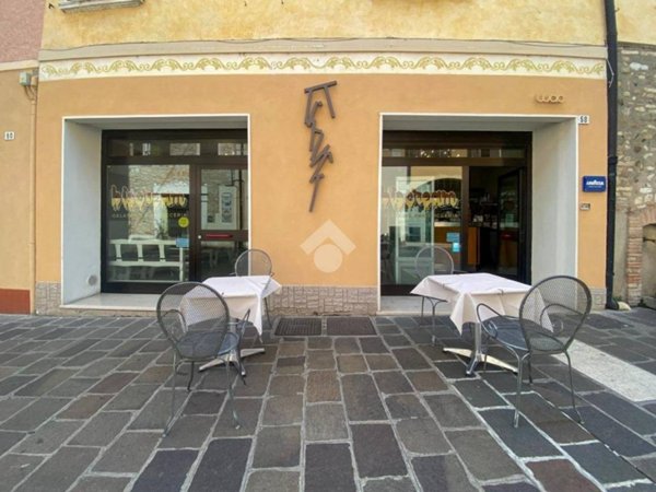 negozio in vendita a Desenzano del Garda in zona Rivoltella