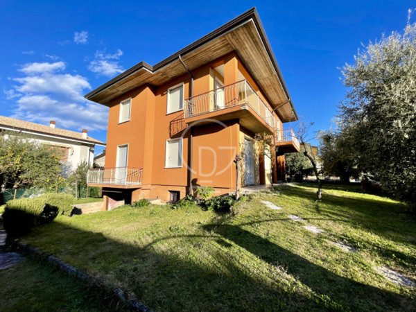 casa indipendente in vendita a Desenzano del Garda in zona Rivoltella