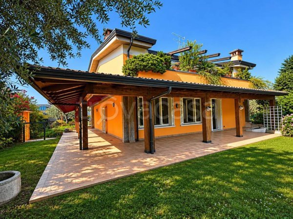 casa indipendente in vendita a Desenzano del Garda in zona Campeggio sul Vò