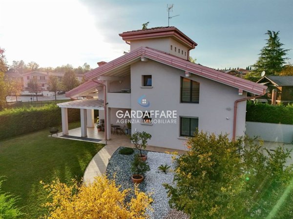 casa indipendente in vendita a Desenzano del Garda in zona Rivoltella