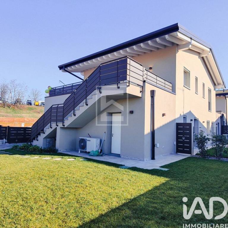 casa indipendente in vendita a Desenzano del Garda