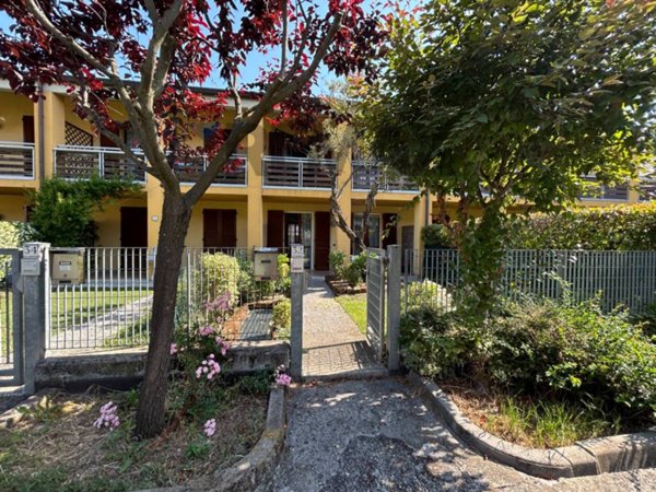 casa indipendente in vendita a Desenzano del Garda in zona Rivoltella