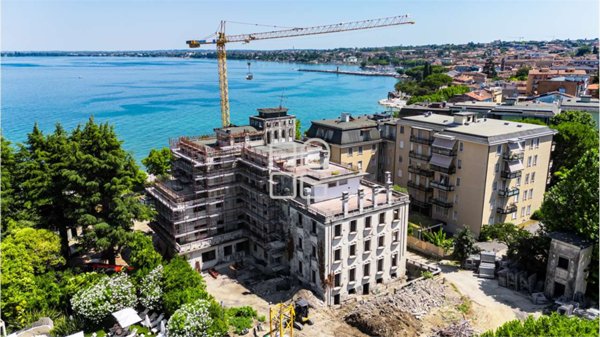 casa indipendente in vendita a Desenzano del Garda