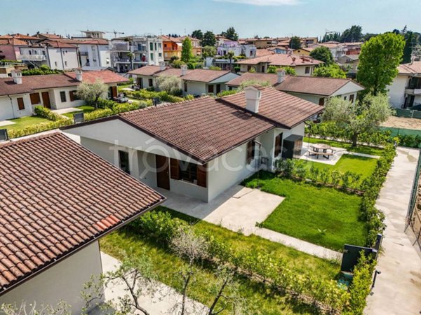 casa indipendente in vendita a Desenzano del Garda in zona Campeggio sul Vò