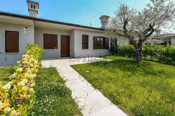 casa indipendente in vendita a Desenzano del Garda in zona Rivoltella