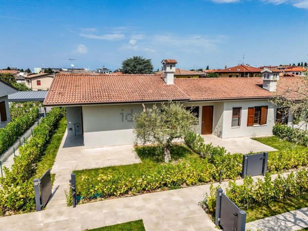 casa indipendente in vendita a Desenzano del Garda in zona Rivoltella