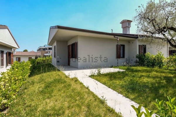 casa indipendente in vendita a Desenzano del Garda in zona Rivoltella