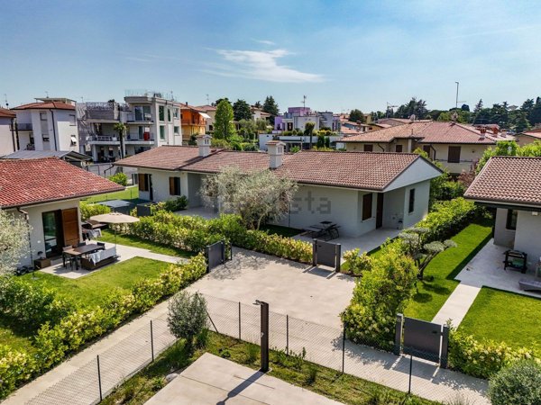 casa indipendente in vendita a Desenzano del Garda in zona Rivoltella