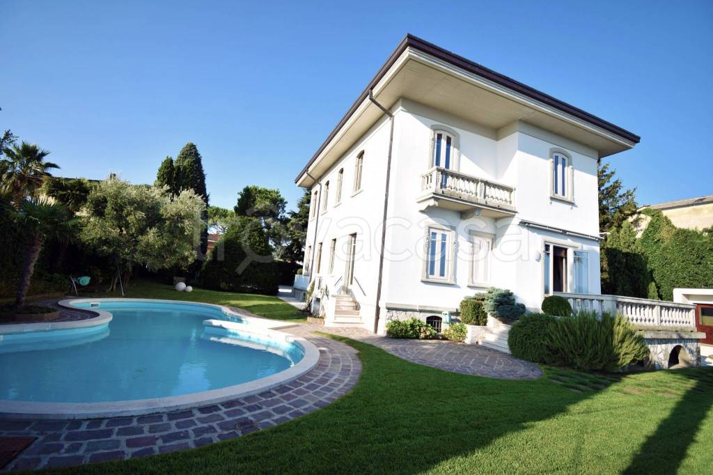 casa indipendente in vendita a Desenzano del Garda