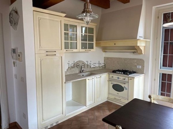 casa indipendente in vendita a Desenzano del Garda in zona Vaccarolo