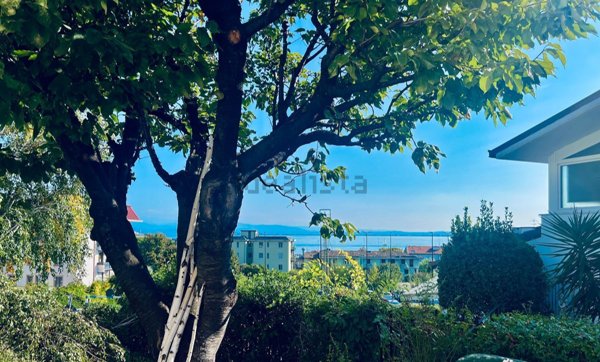 casa indipendente in vendita a Desenzano del Garda in zona Campeggio sul Vò
