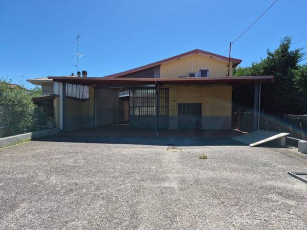 locale commerciale in vendita a Desenzano del Garda