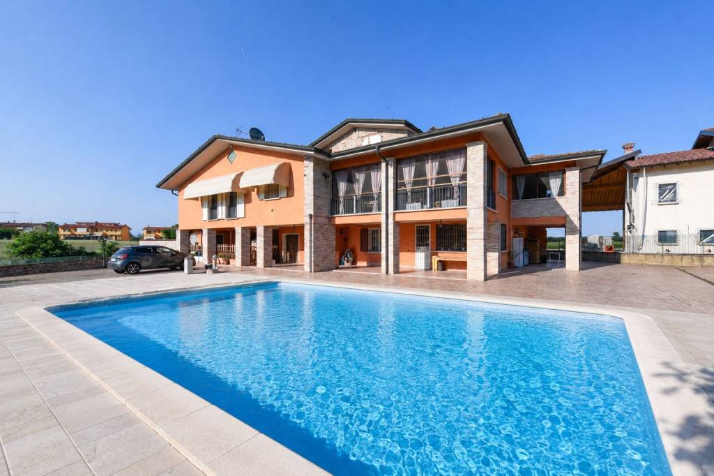 villa in vendita a Desenzano del Garda in zona Rivoltella