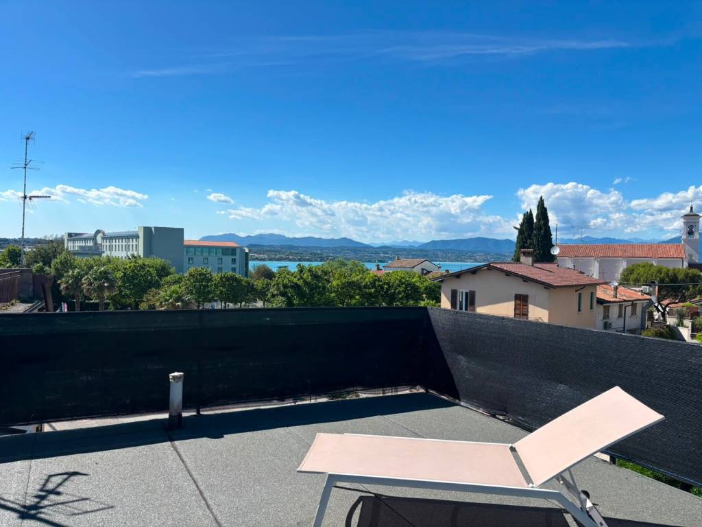 casa indipendente in vendita a Desenzano del Garda in zona Rivoltella