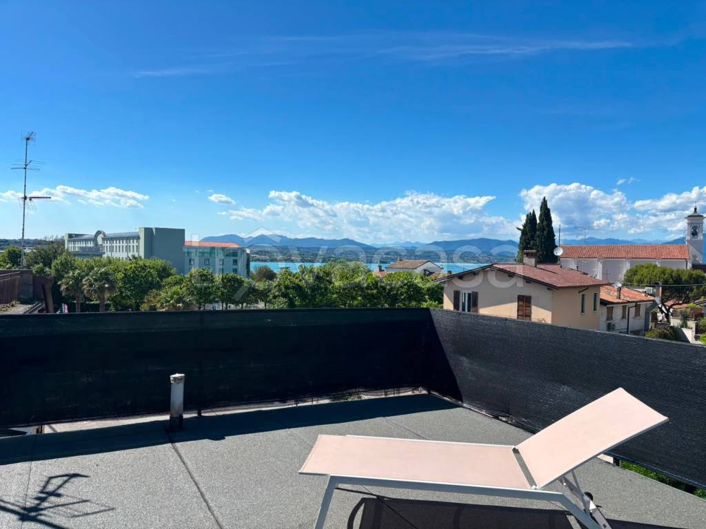 casa indipendente in vendita a Desenzano del Garda in zona Rivoltella